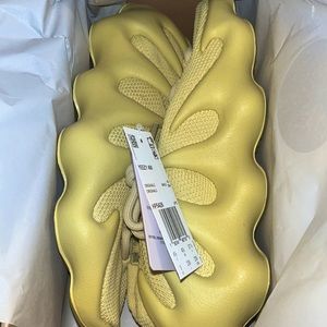 Yeezy 450 Sulfur *** BRAND NEW **